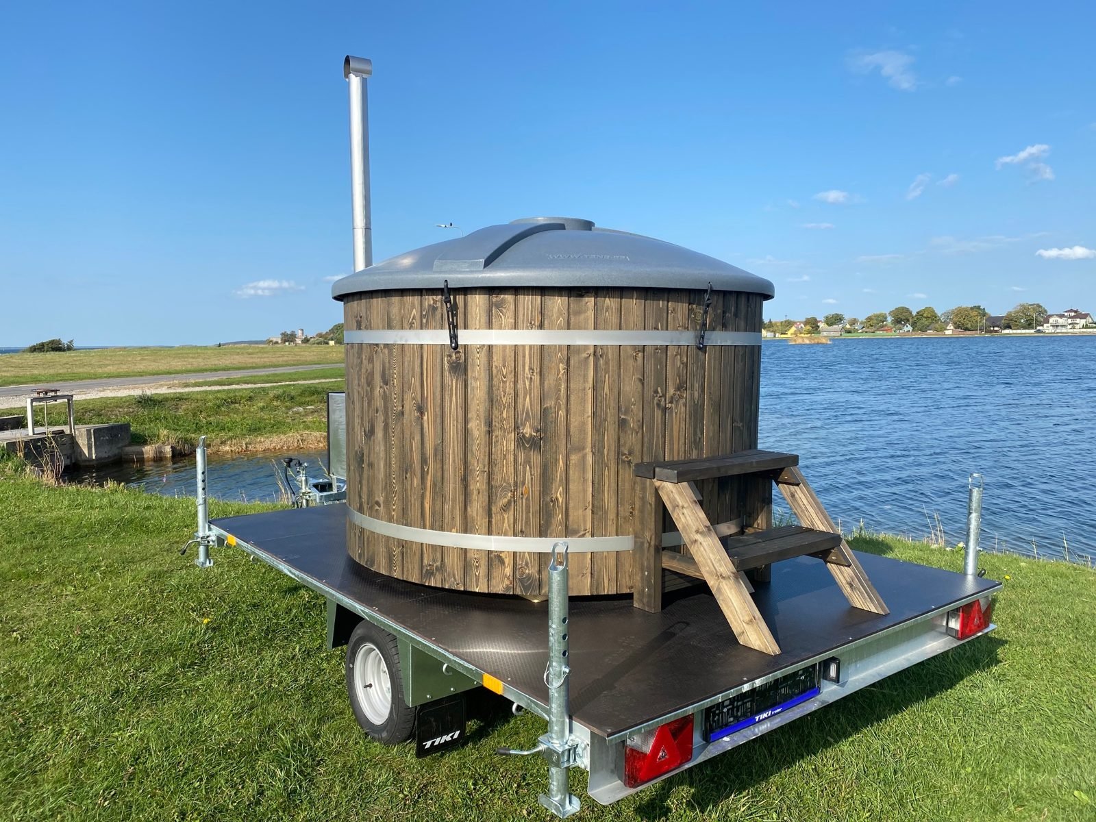 Bain nordique mobile à bois Roamer pour 6 personnes, monté sur remorque – 72 pouces (183 cm)